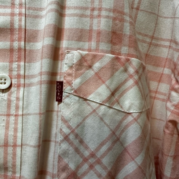 White and Pink plaid Levi’s short sleeve button down shirt - Picture 5 of 6